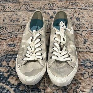 Seavees Monterey Beige Camo Canvas Sneakers - Low Top Lace-Up. Size 7